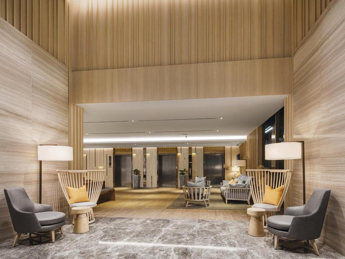Oakwood Suites Bangkok Banguecoque Exterior foto The lobby of the hotel