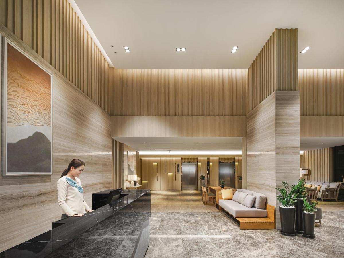Oakwood Suites Bangkok Banguecoque Exterior foto The lobby of the hotel