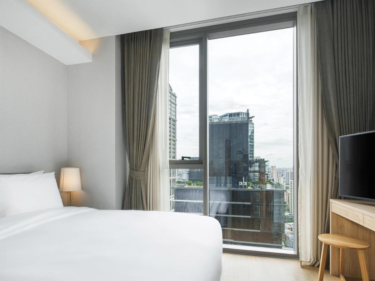 Oakwood Suites Bangkok Banguecoque Exterior foto A bedroom at the hotel