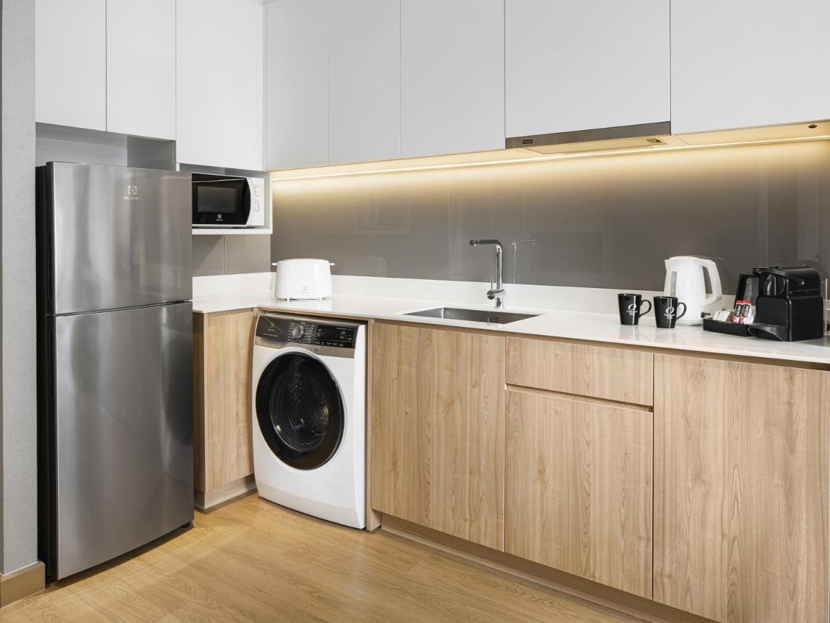 Oakwood Suites Bangkok Banguecoque Exterior foto A typical kitchen in a serviced apartment