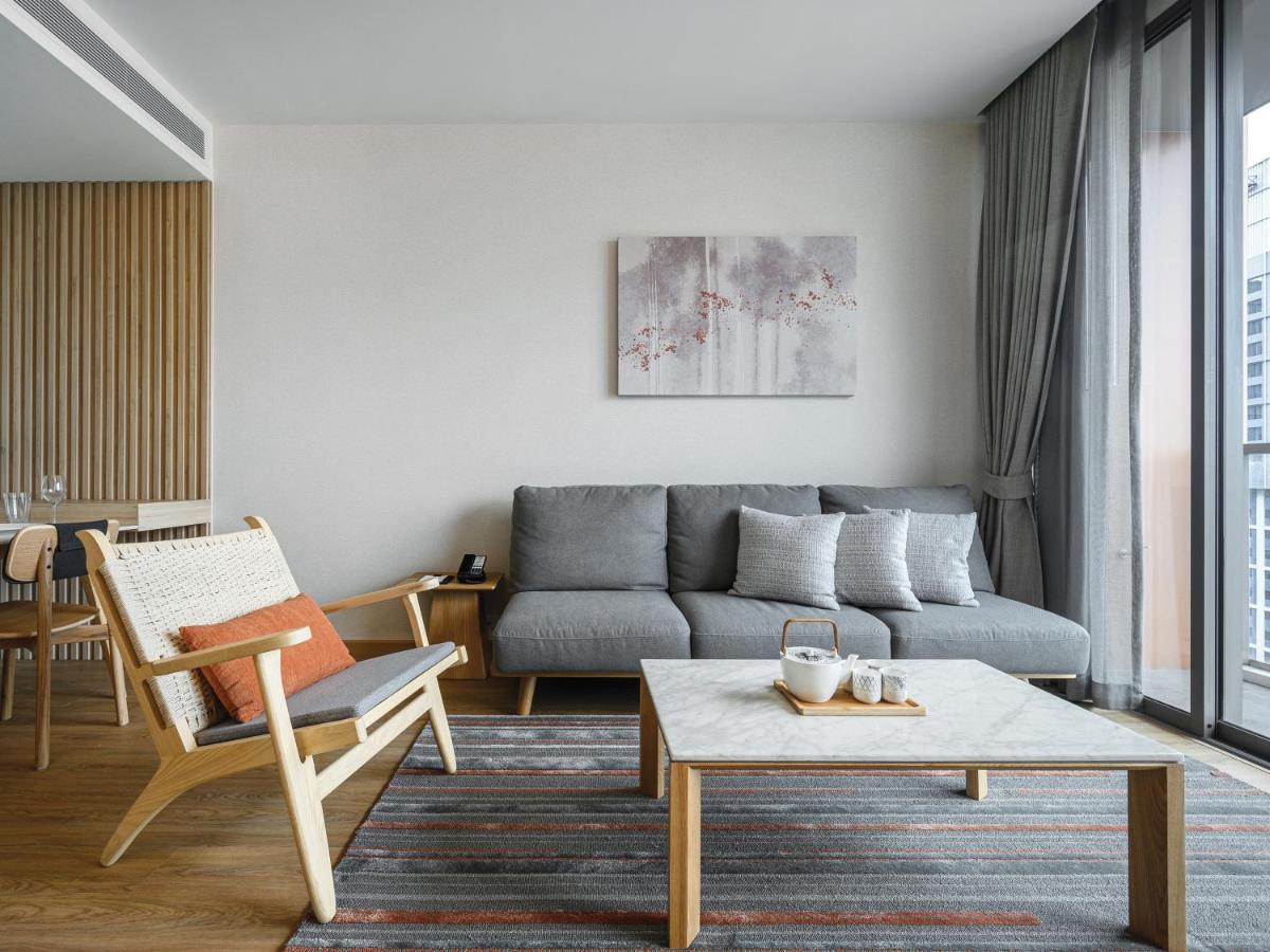 Oakwood Suites Bangkok Banguecoque Exterior foto A living room in a serviced apartment in Shanghai, China