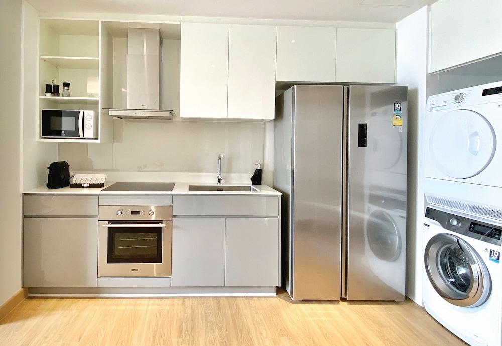 Oakwood Suites Bangkok Banguecoque Exterior foto A kitchen in a student apartment