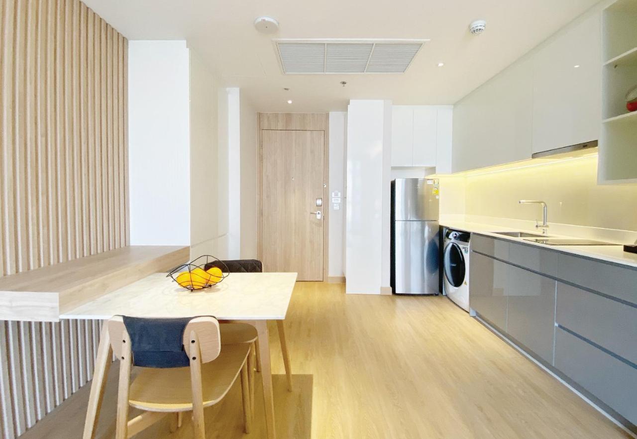 Oakwood Suites Bangkok Banguecoque Exterior foto A typical kitchen in a serviced apartment