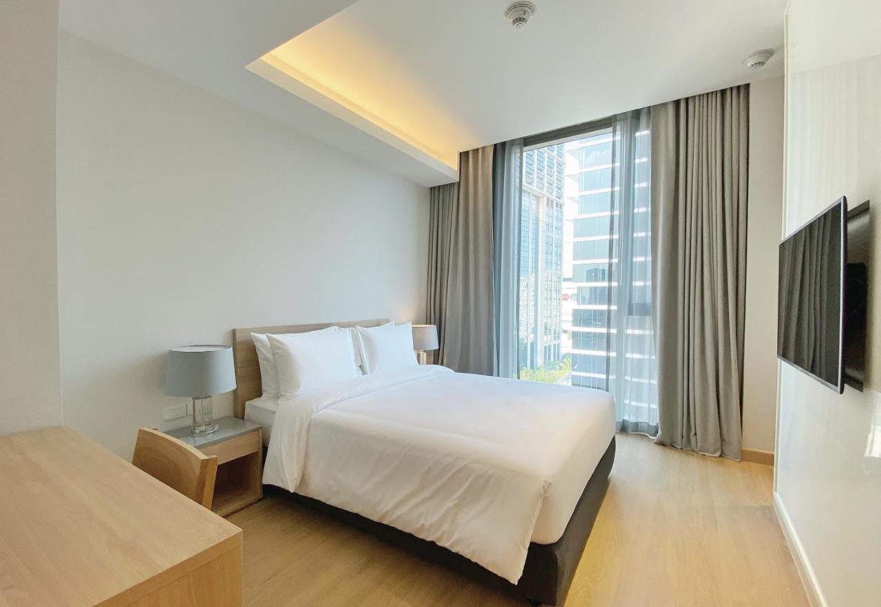 Oakwood Suites Bangkok Banguecoque Exterior foto A bedroom at the hotel