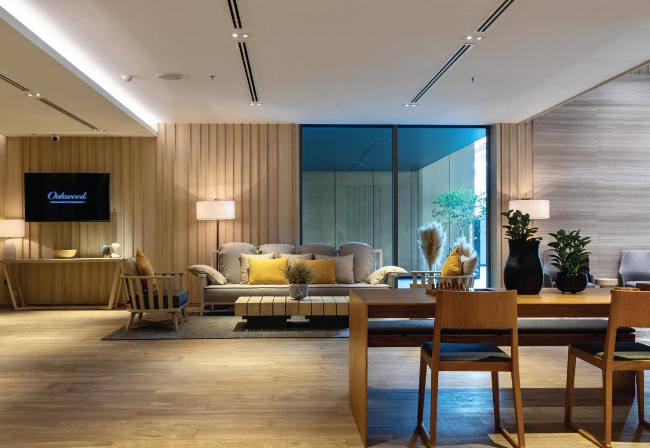Oakwood Suites Bangkok Banguecoque Exterior foto The living room of a three-bedroom residence
